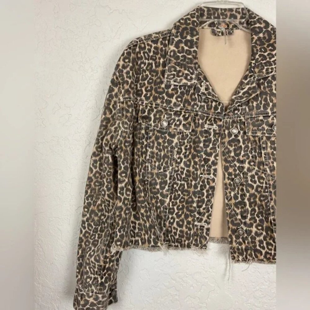 Women’s Free People Cheetah Print Crop Frayed Hem Denim Jacket Size XS - Picture 4 of 9